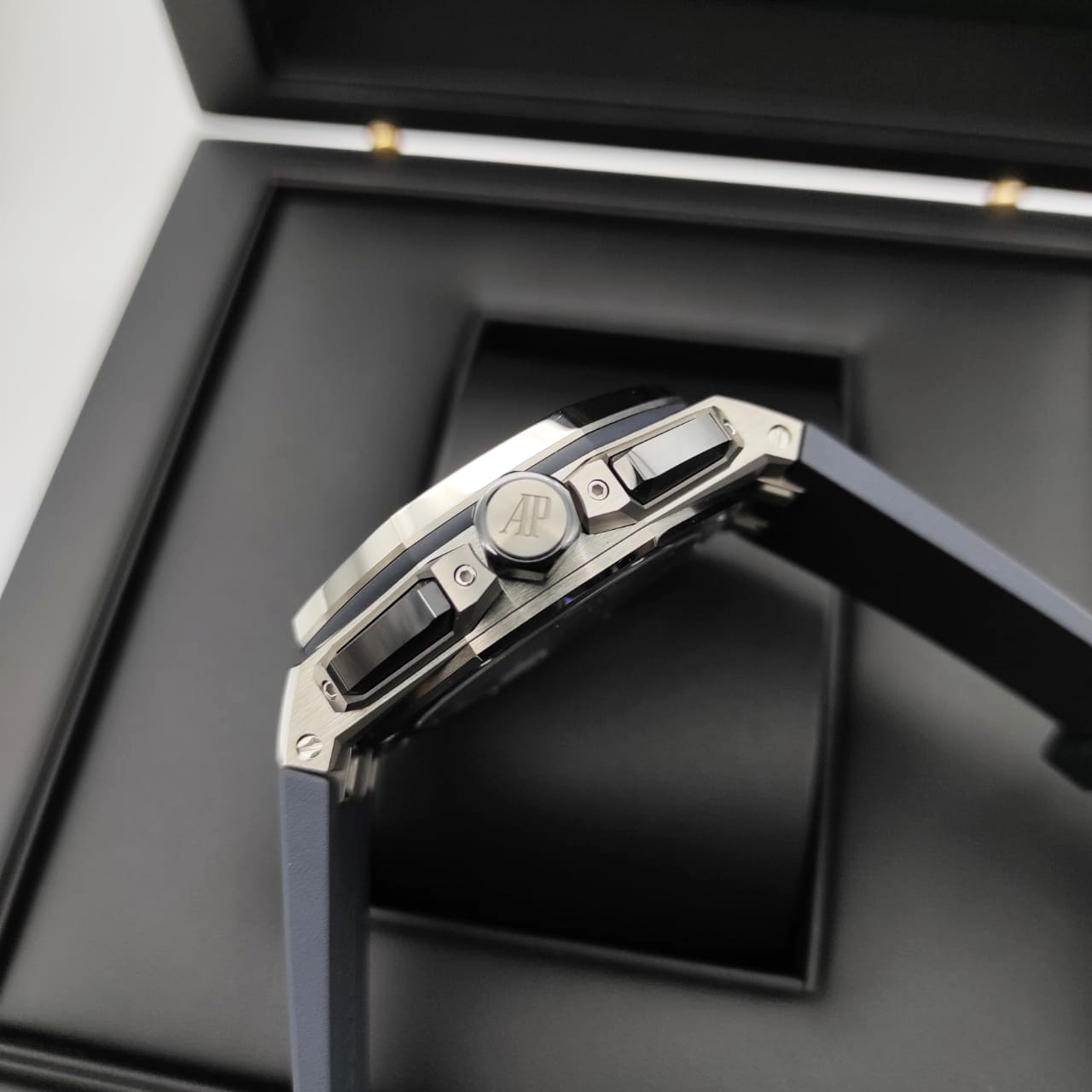 Audemars Piguet Royal Oak Offshore Chronograph 43 mm 26420TI.OO.A027CA.01