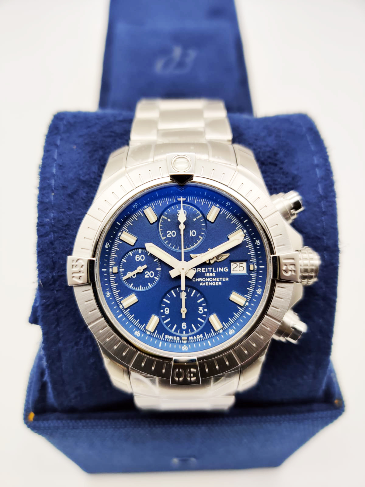 Breitling Avenger Chronograph 43 mm A13385101C1A1