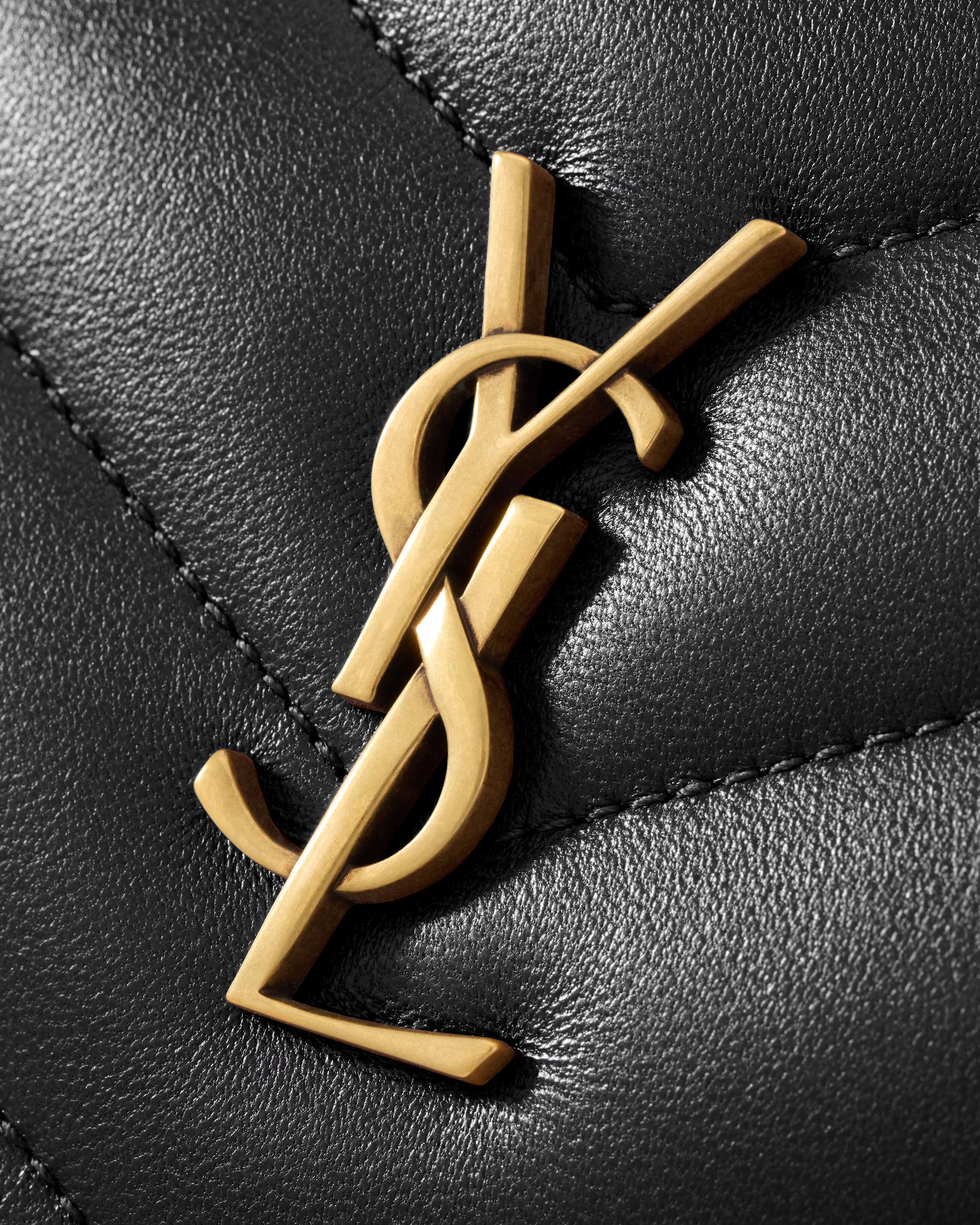 Сумка Saint Laurent Loulou Camera Bag in Matelasse Lambskin 869468AAEAX1000