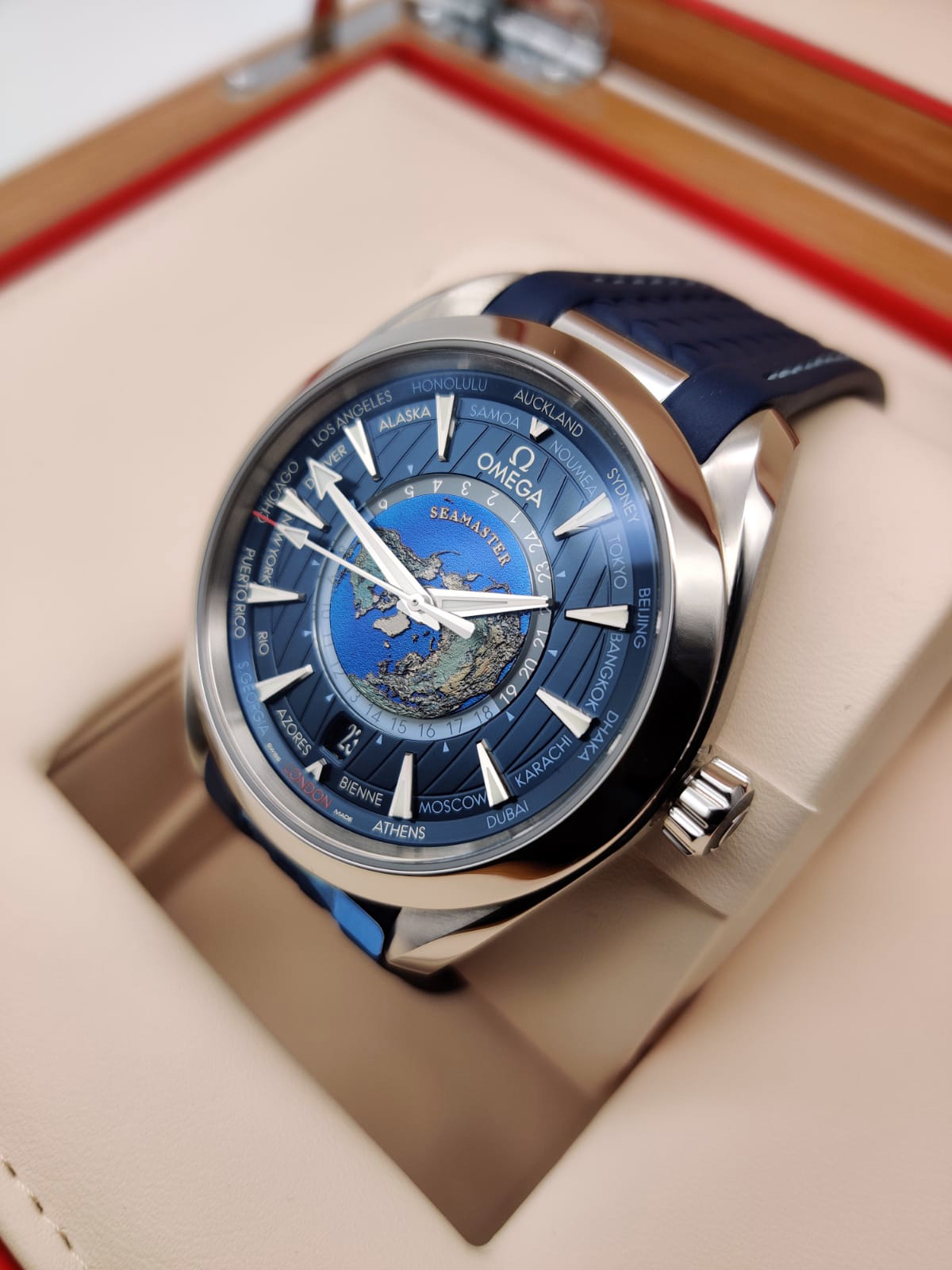 Omega Seamaster Aqua Terra 150M Co-Axial Master Chronometer GMT Worldtimer 43 mm 220.12.43.22.03.001