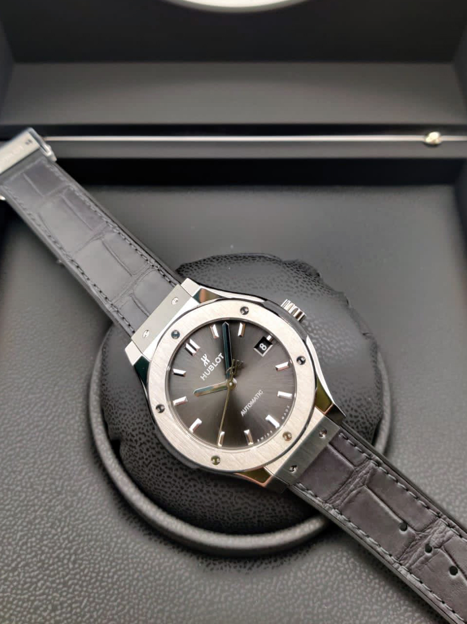 Hublot Classic Fusion Titanium Racing Grey 38 mm 565.NX.7071.LR