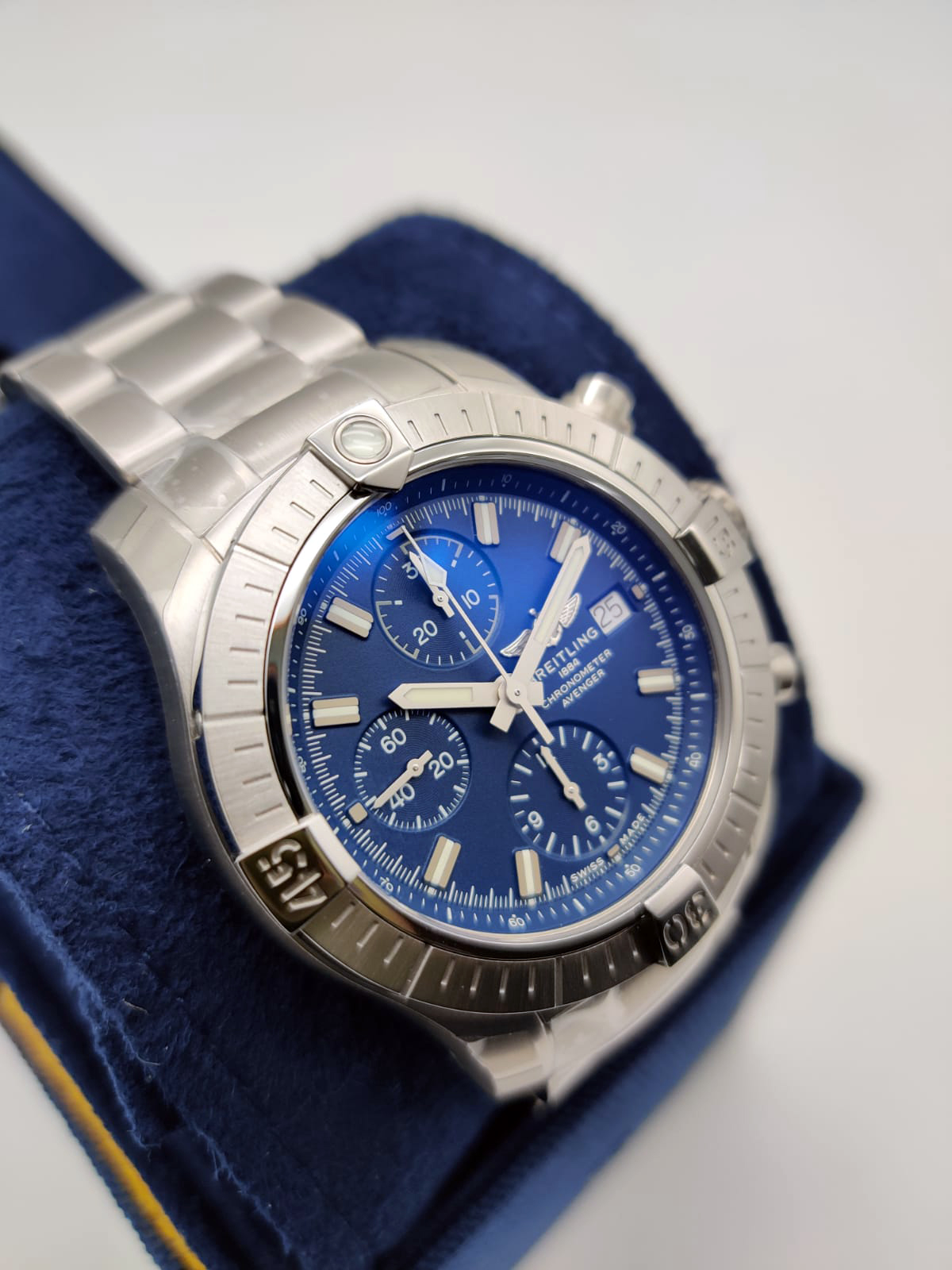 Breitling Avenger Chronograph 43 mm A13385101C1A1
