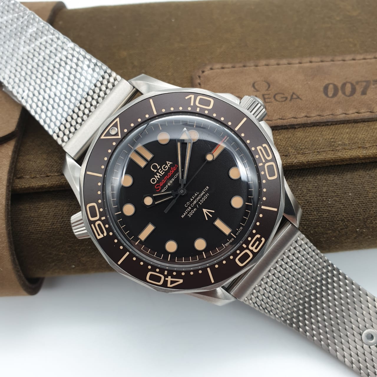 Omega Seamaster Diver 300m Omega Co-Axial Master Chronometer 007 Edition 42 mm 210.90.42.20.01.001