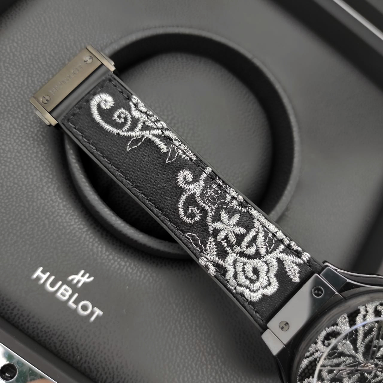 Hublot Big Bang Broderie Sugar Scull 41 mm 343.CS.6570.NR.BSK16