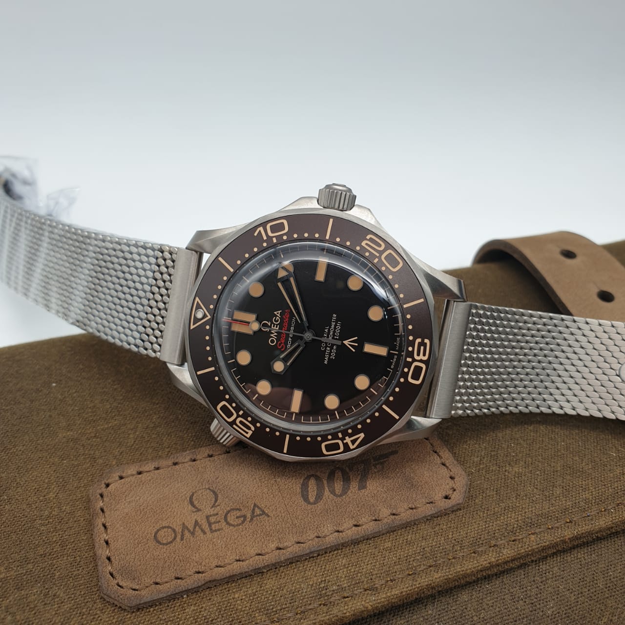 Omega Seamaster Diver 300m Omega Co-Axial Master Chronometer 007 Edition 42 mm 210.90.42.20.01.001