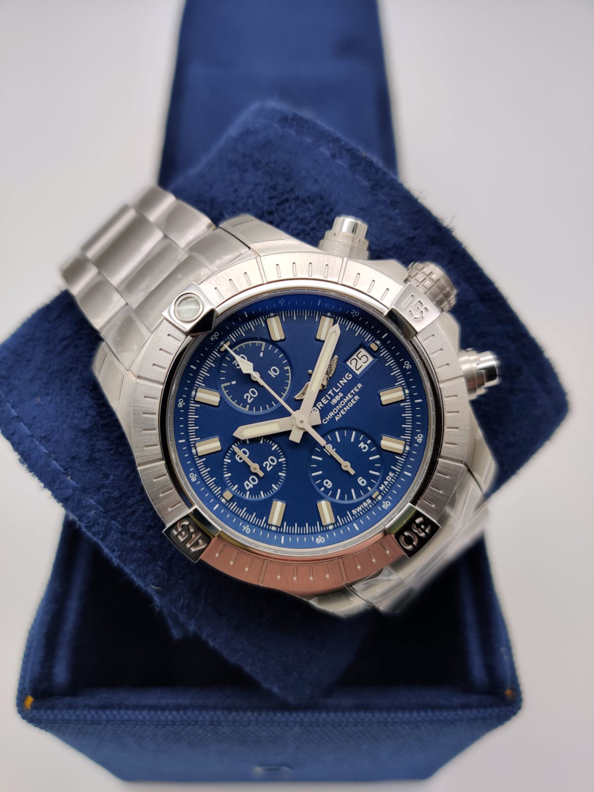 Breitling Avenger Chronograph 43 mm A13385101C1A1