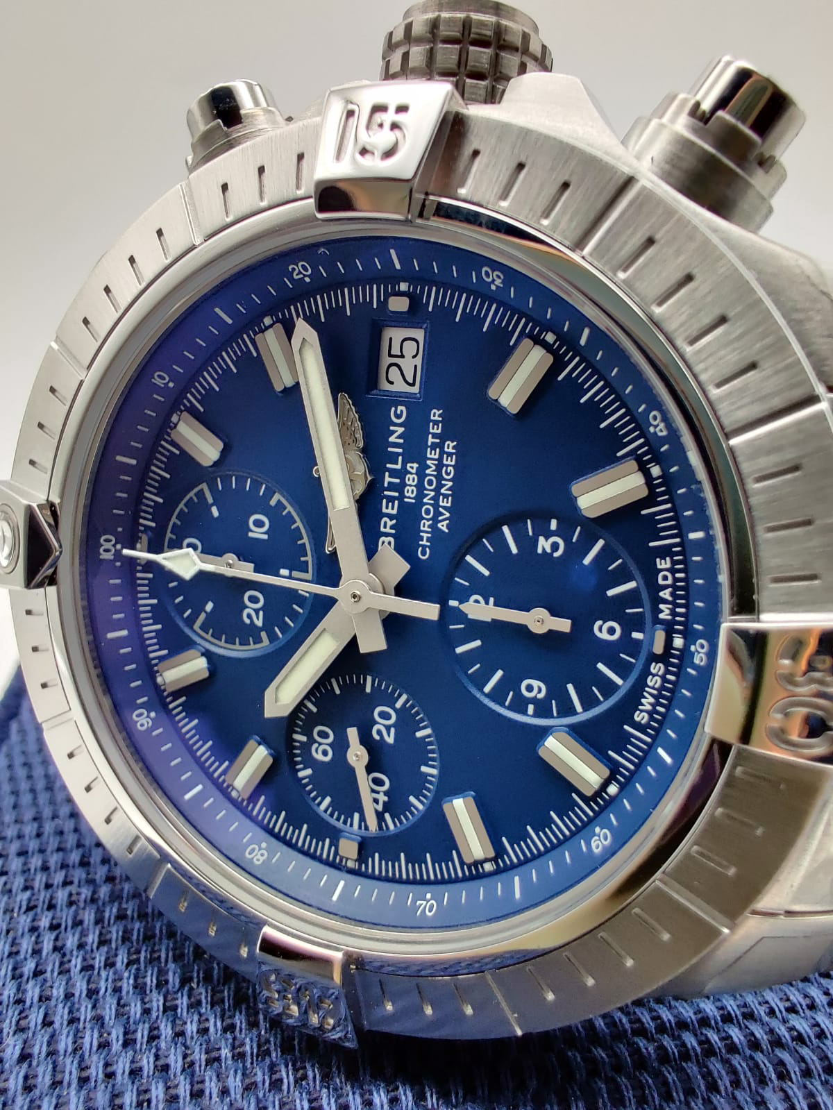 Breitling Avenger Chronograph 43 mm A13385101C1A1