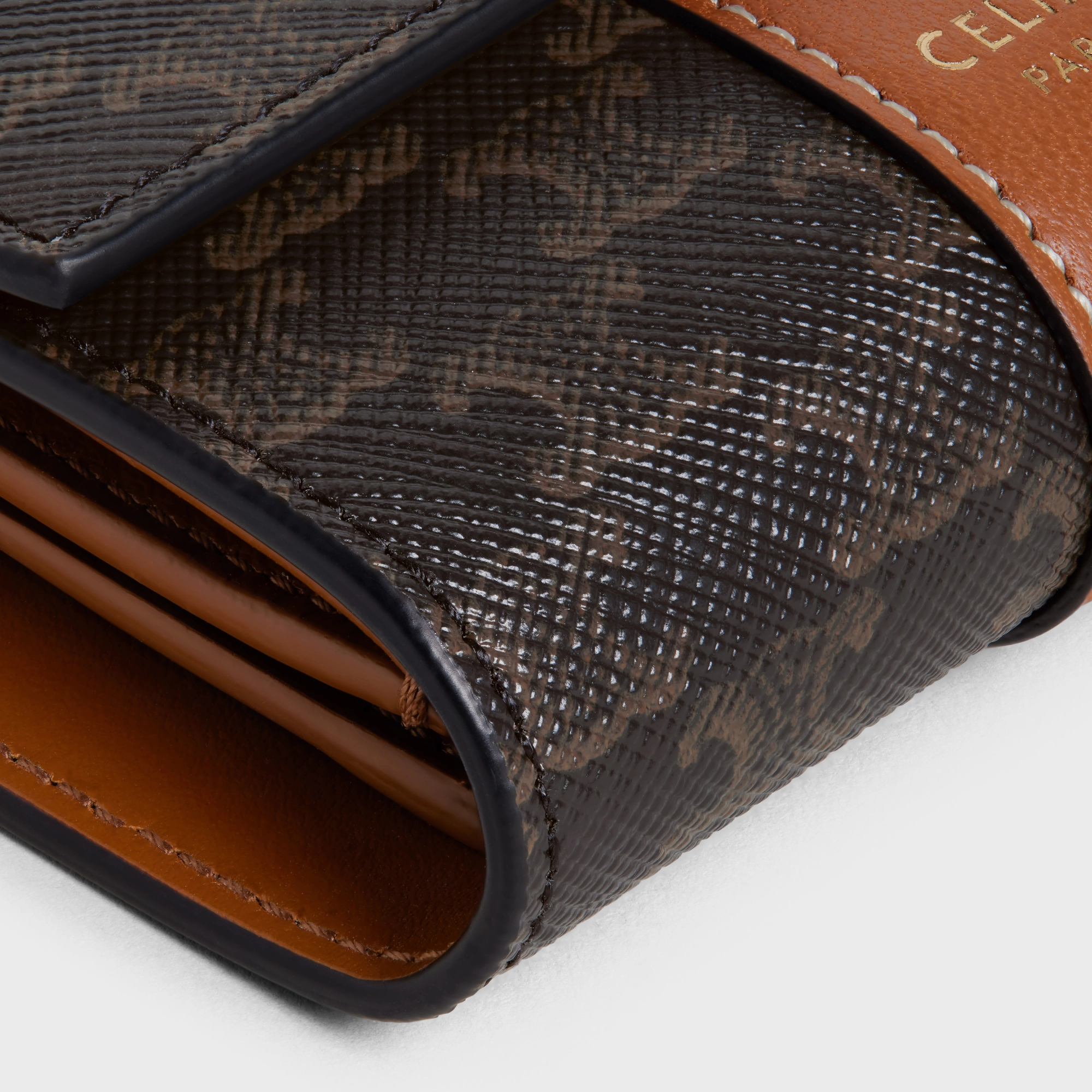 Кошелек Celine Small Trifold Wallet In Triomphe Canvas and Lambskin Tan 10D722BZ9