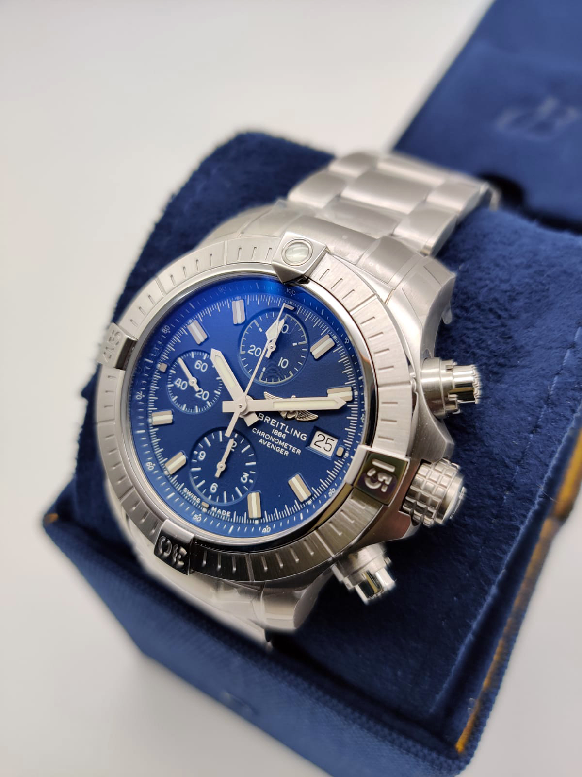 Breitling Avenger Chronograph 43 mm A13385101C1A1