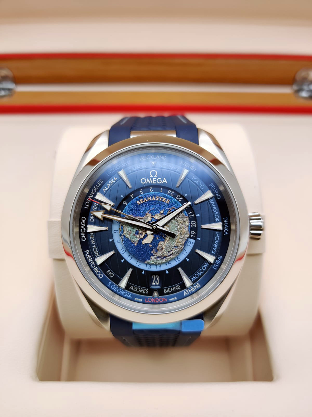 Omega Seamaster Aqua Terra 150M Co-Axial Master Chronometer GMT Worldtimer 43 mm 220.12.43.22.03.001
