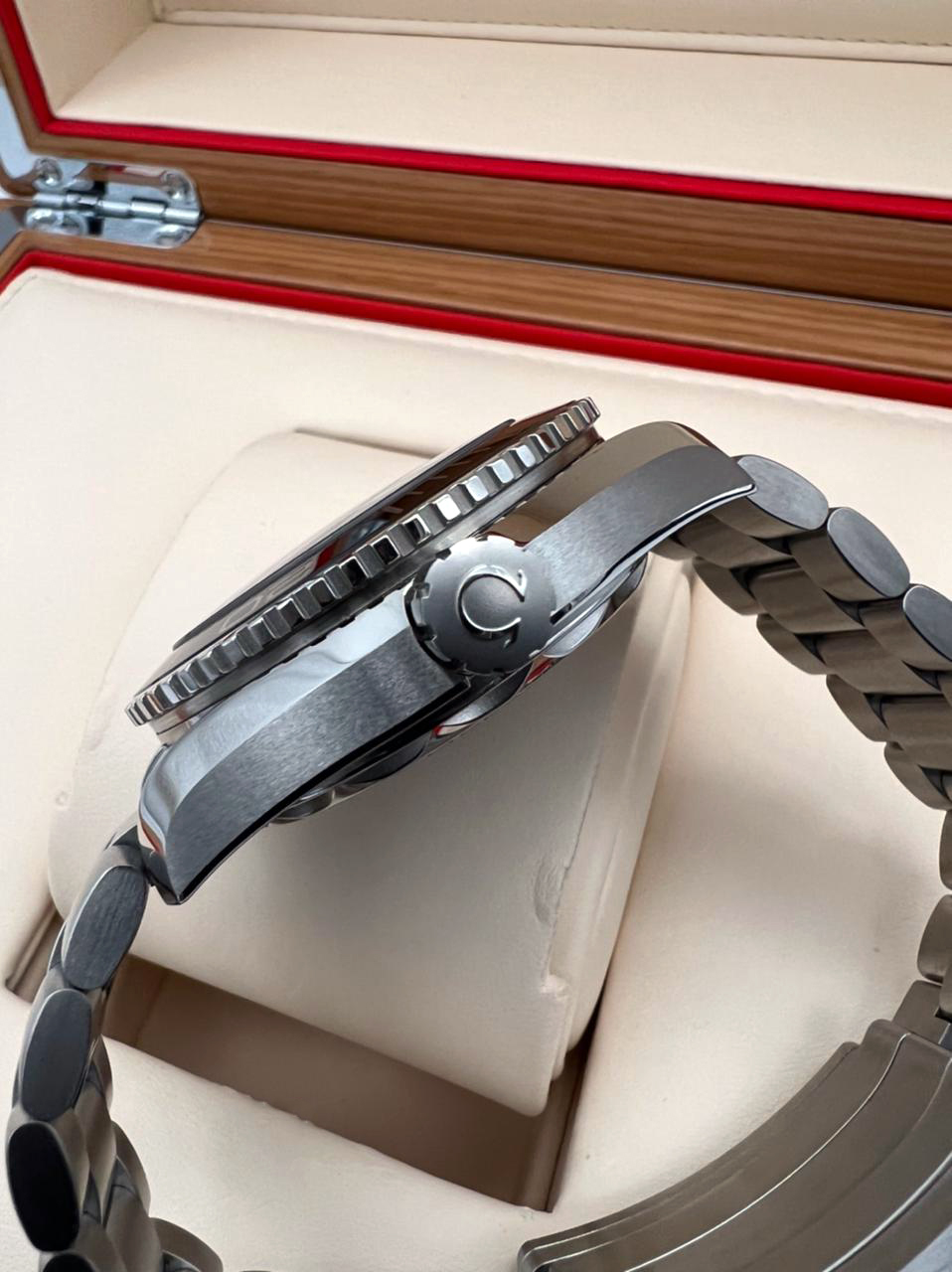 Omega Seamaster Planet Ocean 600m Co-Axial Master Chronometer 43.5 mm 215.30.44.21.01.001