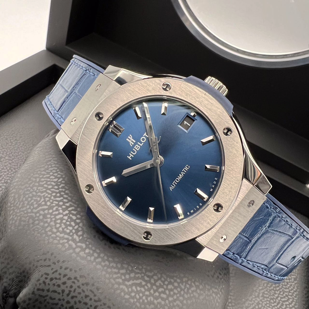 Hublot Classic Fusion Titanium Blue 38 mm 565.NX.7170.LR