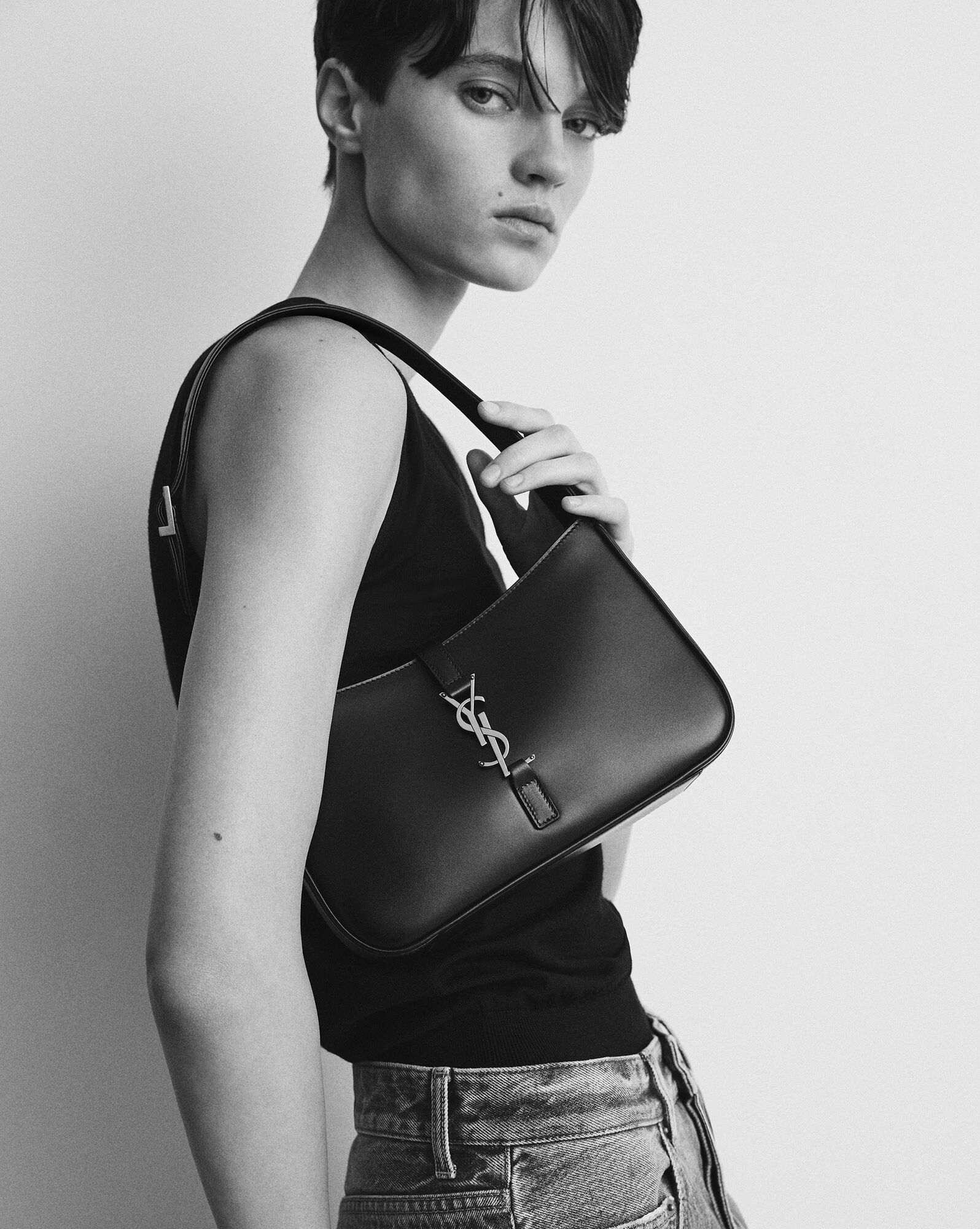 Сумка Saint Laurent Le 5 À 7 In Smooth Leather
