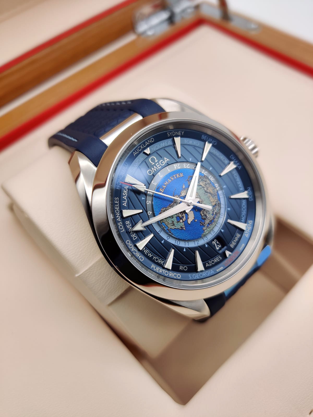 Omega Seamaster Aqua Terra 150M Co-Axial Master Chronometer GMT Worldtimer 43 mm 220.12.43.22.03.001