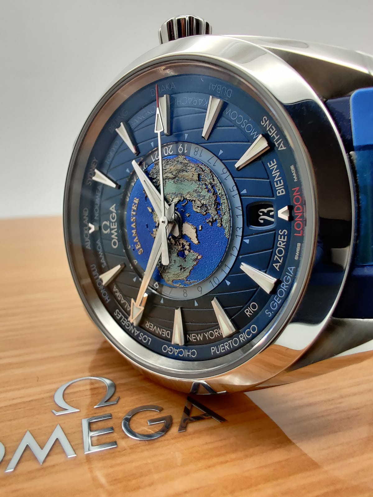 Omega Seamaster Aqua Terra 150M Co-Axial Master Chronometer GMT Worldtimer 43 mm 220.12.43.22.03.001