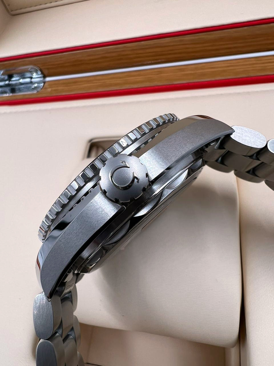 Omega Seamaster Planet Ocean 600m Co-Axial Master Chronometer 43.5 mm 215.30.44.21.01.002